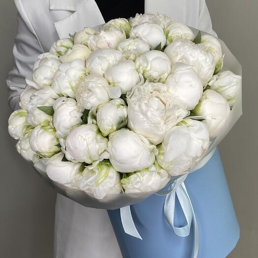 Белые пионы в коробке