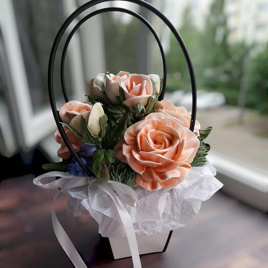 Сумочка с зефирными розами и ягодами