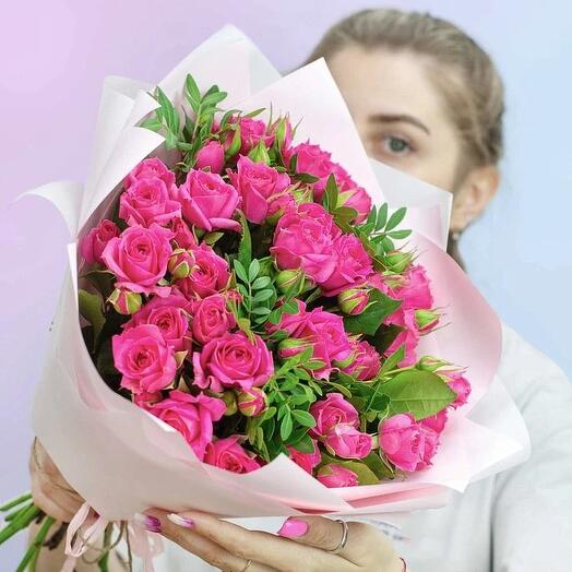 Букет кустовых роз с зеленью