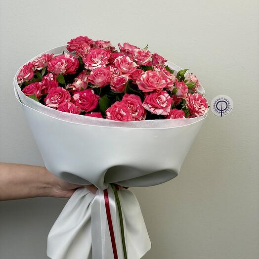 Монобукет из пестрой кустовой розы