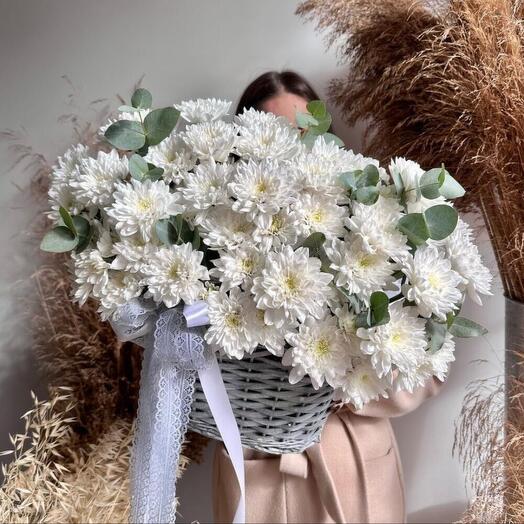 Корзина с хризантемами и веточками эвкалипта🌿
