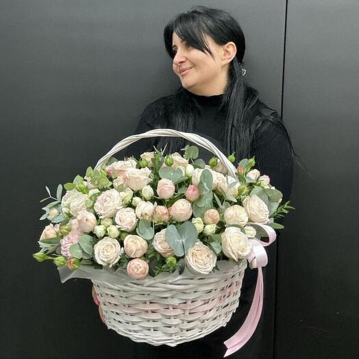 Корзина с пионавиднами кустовыми розами