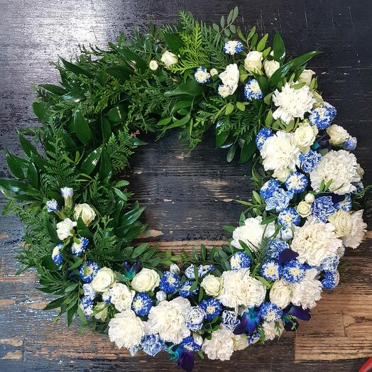 Венок траурный для возложения белый с синим, с живыми цветами, 50см