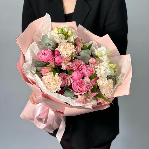Нежный букет с пионовидными розами, альстромерией и махровой эустомой