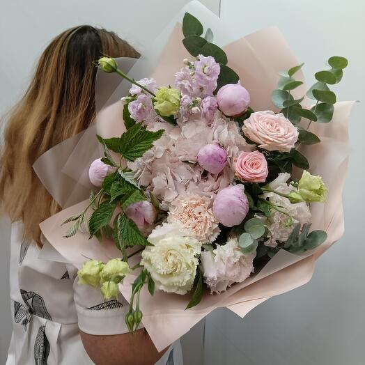 Букет пион, роза кустовая, гортензия, эустома, маттиола, диантус, эвкалипт