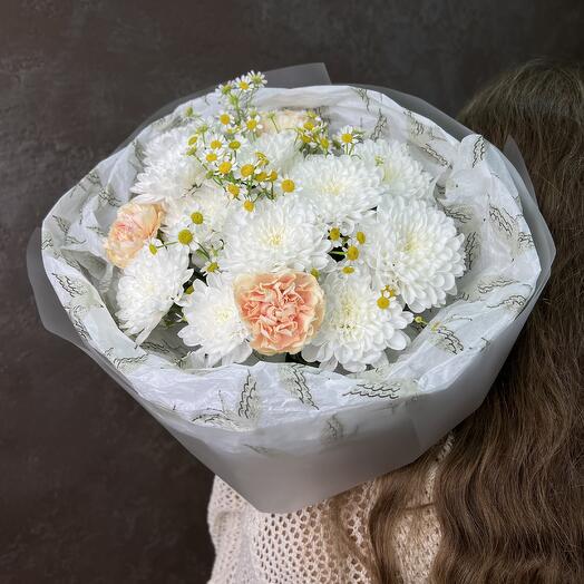 Букет с хризантемой , ромашками и диантусами