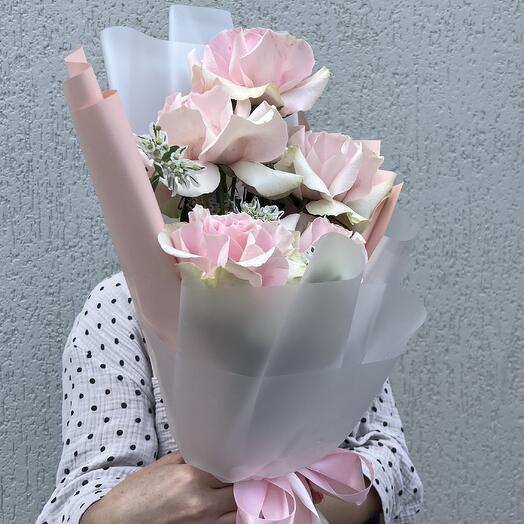 Розовые французские розы