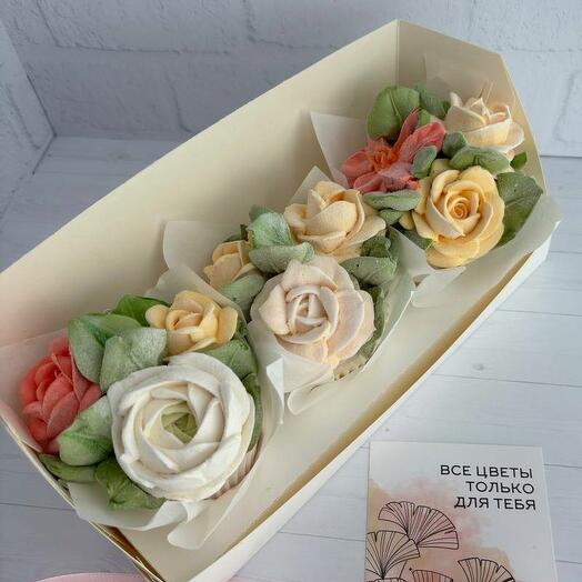 Зефирные капкейки с цветами 3шт, розы, ранункулюсы