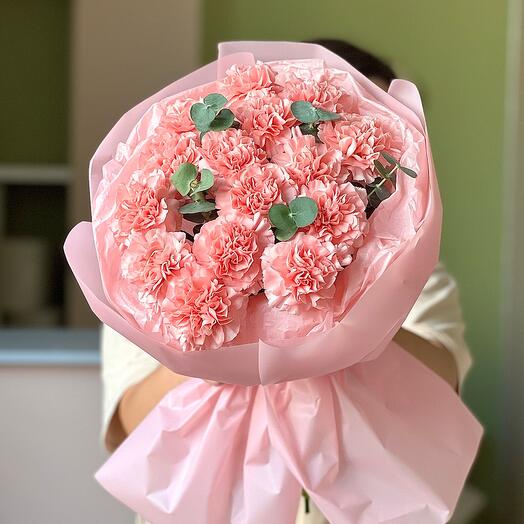 Букет с гвоздиками и эвкалиптом