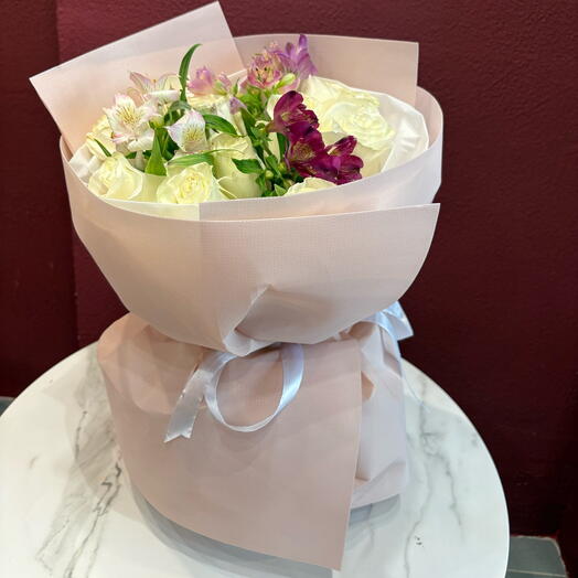 Авторская композиция с белыми розами и альстремерией