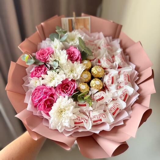 Букет «Нежность» с живыми цветами и Рафаэлло