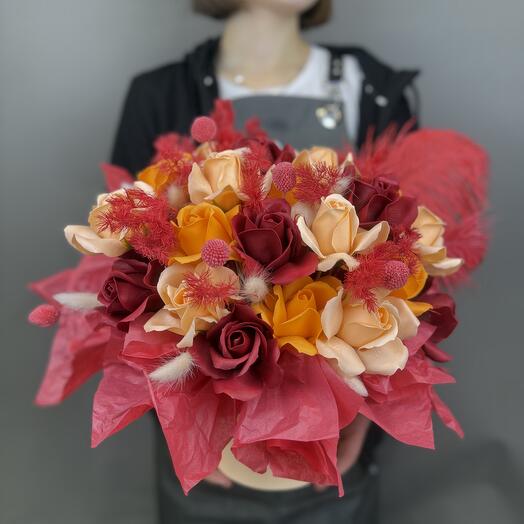 Композиция из мыльных цветов и сухоцветов «Багровый закат»