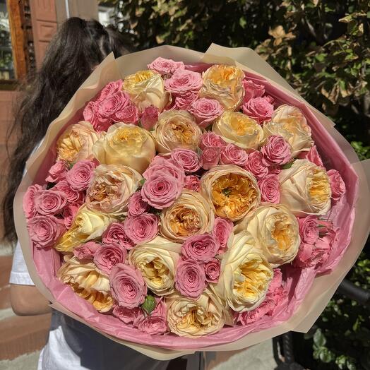 Mix of Garden roses and spray roses Medium size