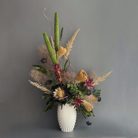 Композиция из стабилизированных цветов и сухоцветов  «Яркая и дерзкая»
