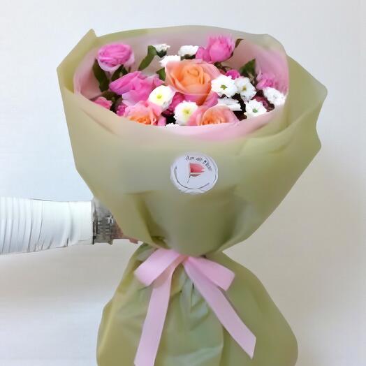 Букет «Магия» – Розы, хризантемы Сантини и спрей розы в стильном оформлении