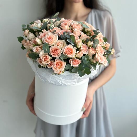 Шляпная коробка персиковых кустовых роз (N 122)