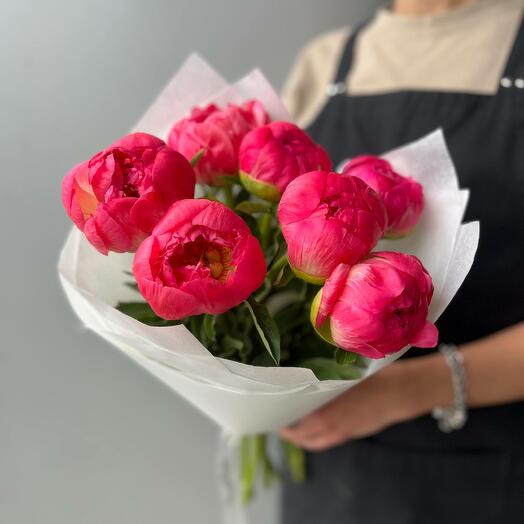 Букет из коралловых пионов