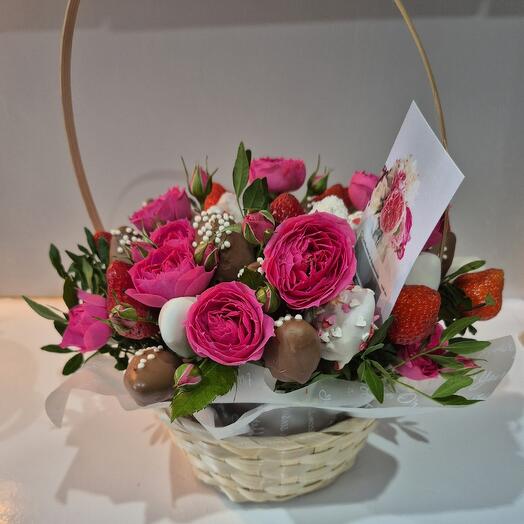Композиция из клубники в шоколаде и кустовых роз "Очарование"