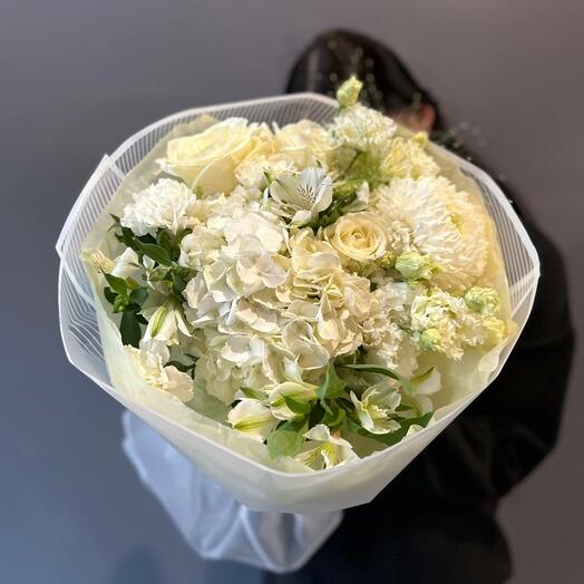 Белоснежный букет из эустомы, гортензии, роз, хризантемы, альстромерии и диантусов "Белоснежная лёгкость"