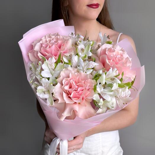 Нежный букет французская роза и белая альстромерия