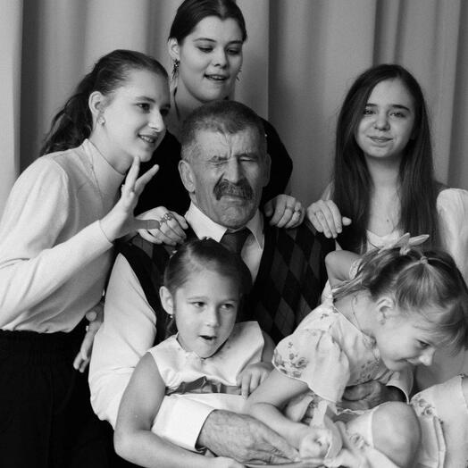 Подарочный сертификат «Семейная фотосессия в фотостудии» (55 минут, от 1 до 6 чел)
