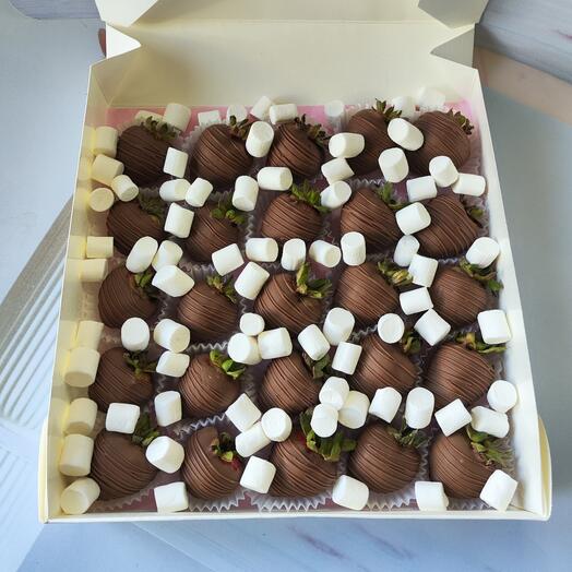 Клубника в шоколаде "Комплимент", набор клубники в молочном шоколаде с маршмеллоу, 25 ягод