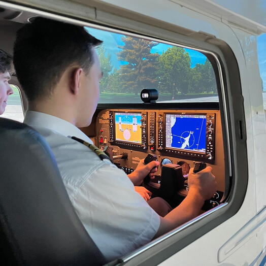 Подарочный сертификат «Авиатренажер Cessna 172S» (45 минут, От 1 до 3 чел.)