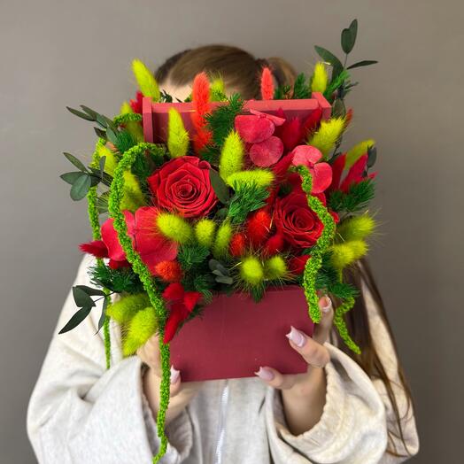 Яркая композиция из стабилизированных цветов