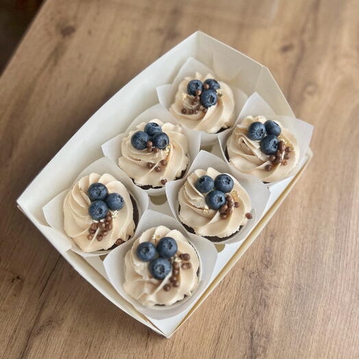 Капкейки шоколадные с клубникой