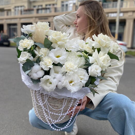 Белоснежная корзина цветов