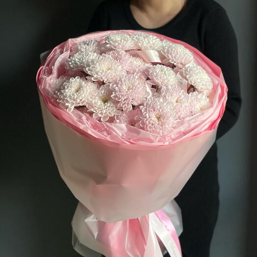 Букет из нежных кустовых хризантем в воздушной розовой упаковке