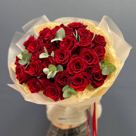 Букет алых роз