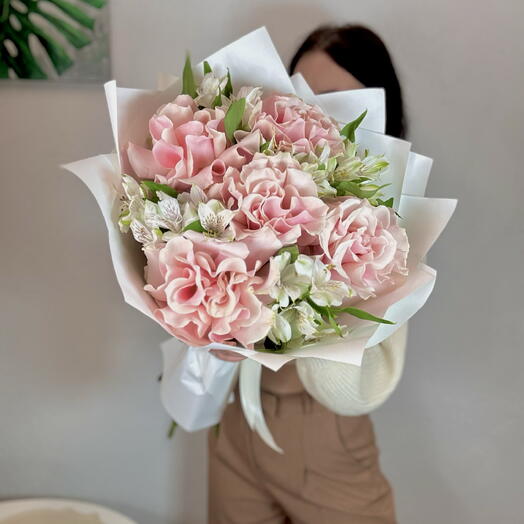Классический букет: Розовые розы и белая альстромерия💞