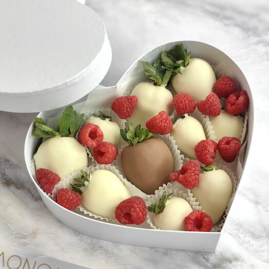 Клубника в шоколаде сердце со свежей малиной, подарок любимой, клубника в шоколаде люблю, ты особенная,  клубника маме