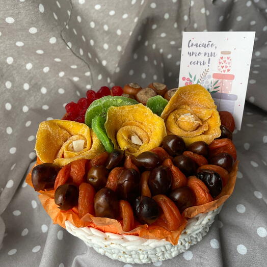 Корзина Белоснежка с сухофруктами