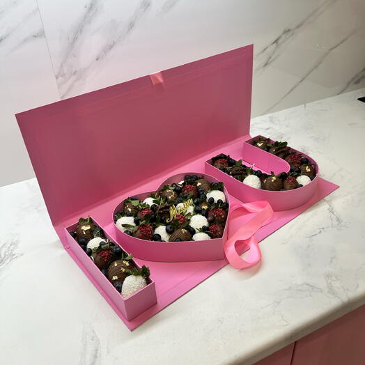Premium коробка I love you с клубникой в шоколаде