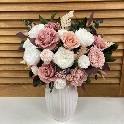 Композиция со стабилизированнымиш цветами «Бордовый шик»: розы и георгины