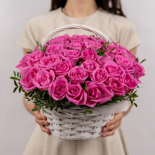 51 ярко-розовая роза Aqua в корзине