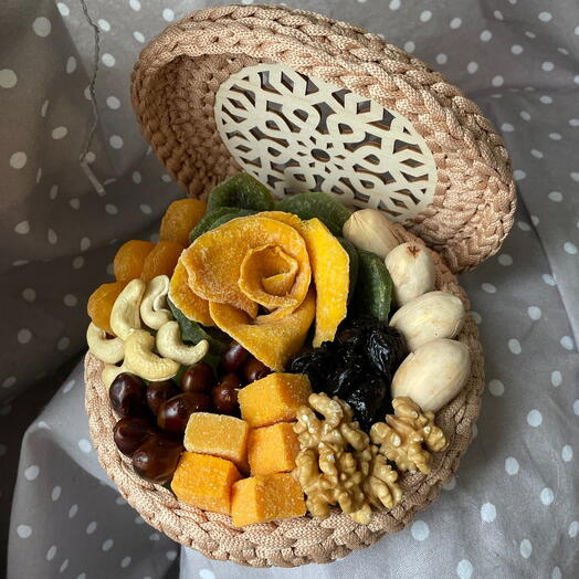 Корзина Рукодельница с сухофруктами