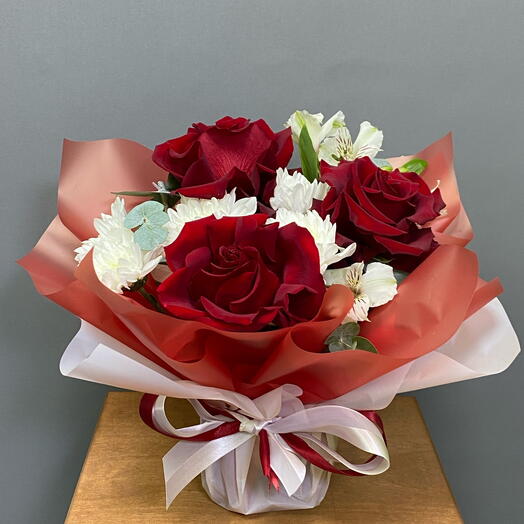 Цветы в коробке с розой, хризантемой , альстромерией🍁