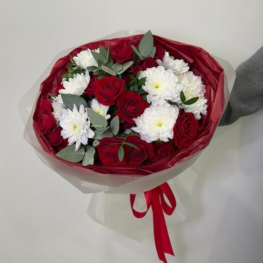 Красные розы для любимой девушки