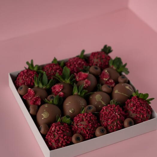 Клубника в шоколаде с голубикой для девушки, жены