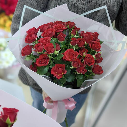 Букет из 7 красных кустовых роз