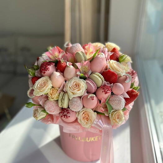Розовая композиция клубники в шоколаде 💝