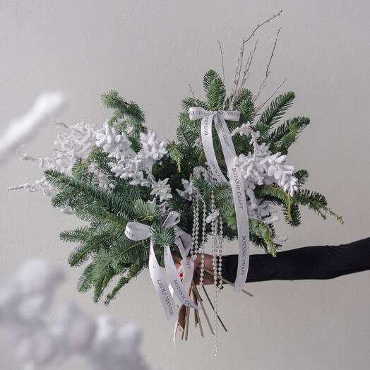 Большой букет из живой пихты Nobilis, бус и заснеженных веток