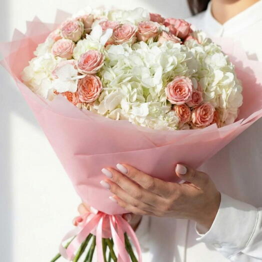 Букет из белых гортензий и розовых кустовых роз — нежность и утончённость в одном составе