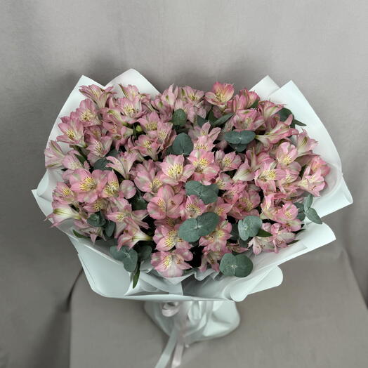 Альстромерия с эвкалиптом, 17шт