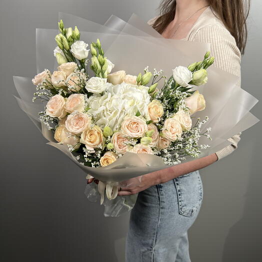 Нежный букет из кустовой и одноголовой розы в стильной упаковке (39-0033)