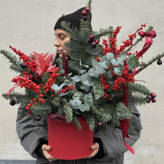 Новогодняя композиция с гирляндой в коробке ( Нобилис , илекс, эвкалипт )