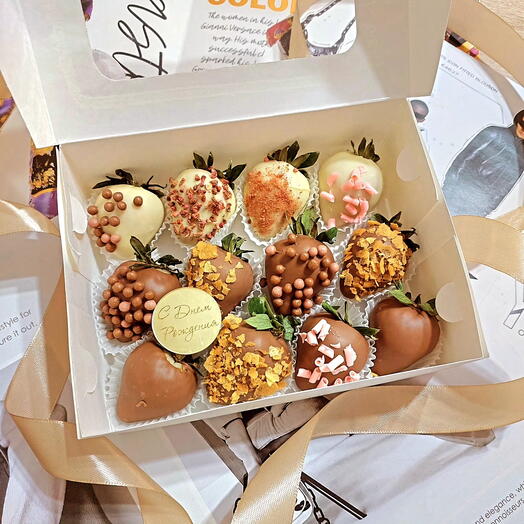 Клубника в бельгийском шоколаде с топпером С ДНЕМ РОЖДЕНИЯ 🎁